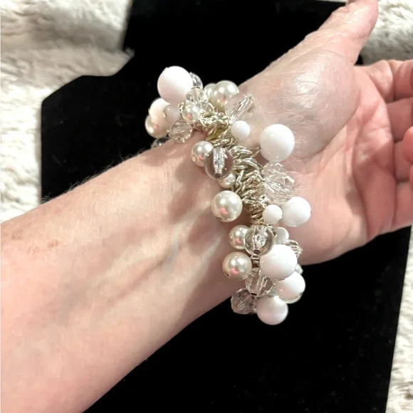 Silver Tone Stretchy Bracelet with White, Faux Pearl, & Crystal Beads New wo tag - Picture 4 of 5